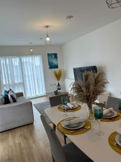 Contemporary Urban Retreat, 2-Bedroom Haven By London City Airport מראה חיצוני תמונה