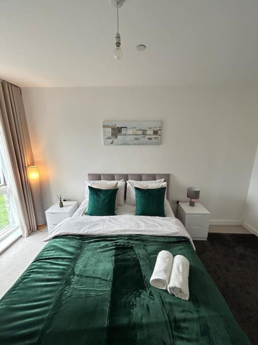 Contemporary Urban Retreat, 2-Bedroom Haven By London City Airport מראה חיצוני תמונה