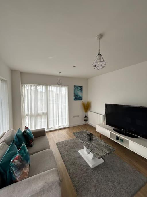 Contemporary Urban Retreat, 2-Bedroom Haven By London City Airport מראה חיצוני תמונה