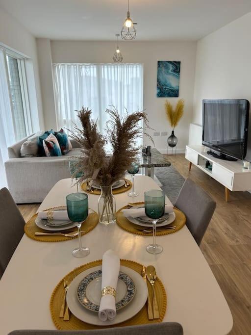 Contemporary Urban Retreat, 2-Bedroom Haven By London City Airport מראה חיצוני תמונה