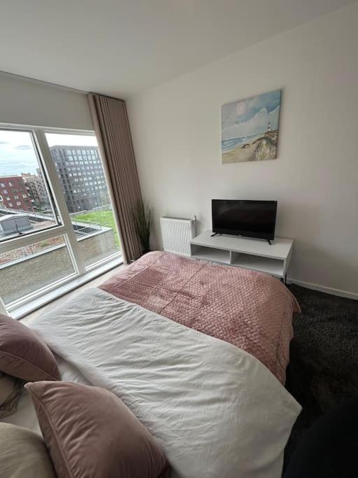 Contemporary Urban Retreat, 2-Bedroom Haven By London City Airport מראה חיצוני תמונה