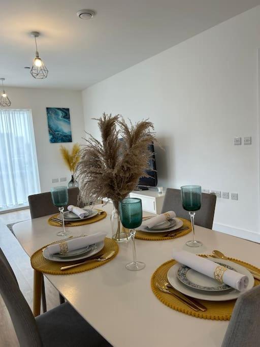 Contemporary Urban Retreat, 2-Bedroom Haven By London City Airport מראה חיצוני תמונה