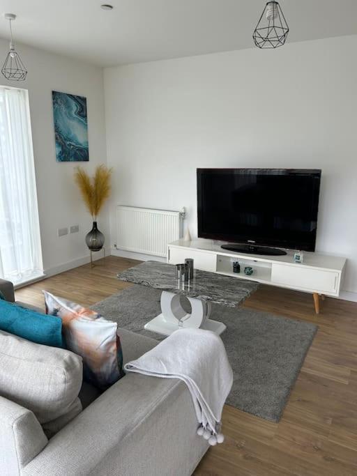 Contemporary Urban Retreat, 2-Bedroom Haven By London City Airport מראה חיצוני תמונה