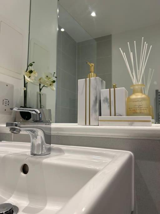 Contemporary Urban Retreat, 2-Bedroom Haven By London City Airport מראה חיצוני תמונה