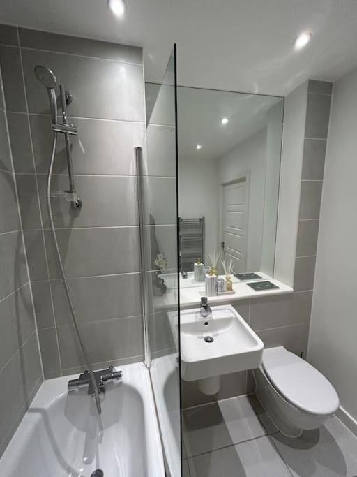 Contemporary Urban Retreat, 2-Bedroom Haven By London City Airport מראה חיצוני תמונה