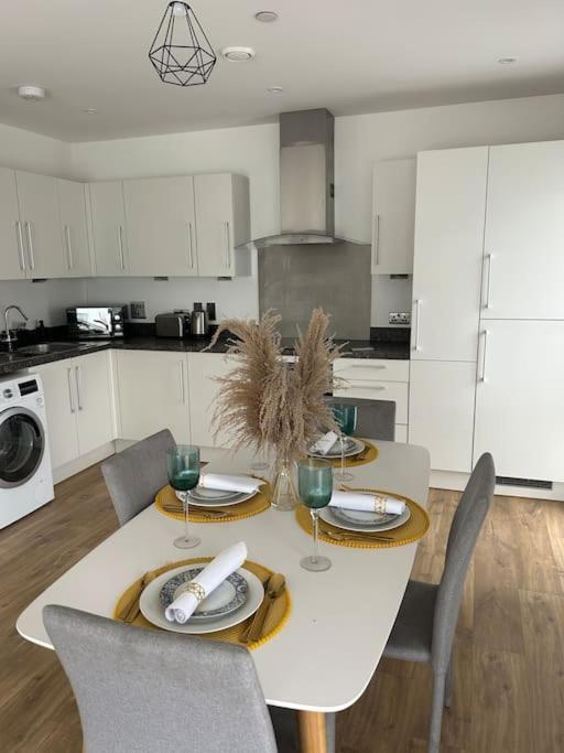 Contemporary Urban Retreat, 2-Bedroom Haven By London City Airport מראה חיצוני תמונה